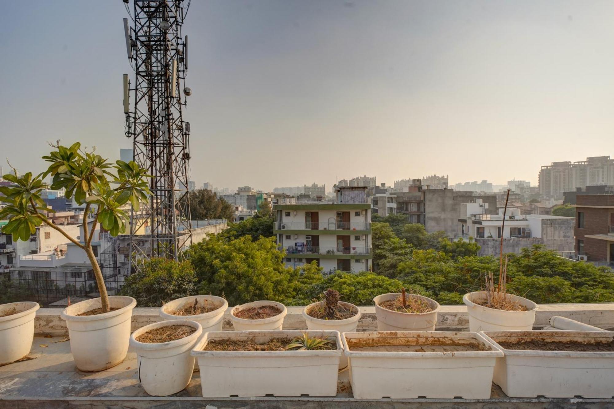 Rjk Stay - Sohna Road & Spaze It Park Gurgaon Bagian luar foto