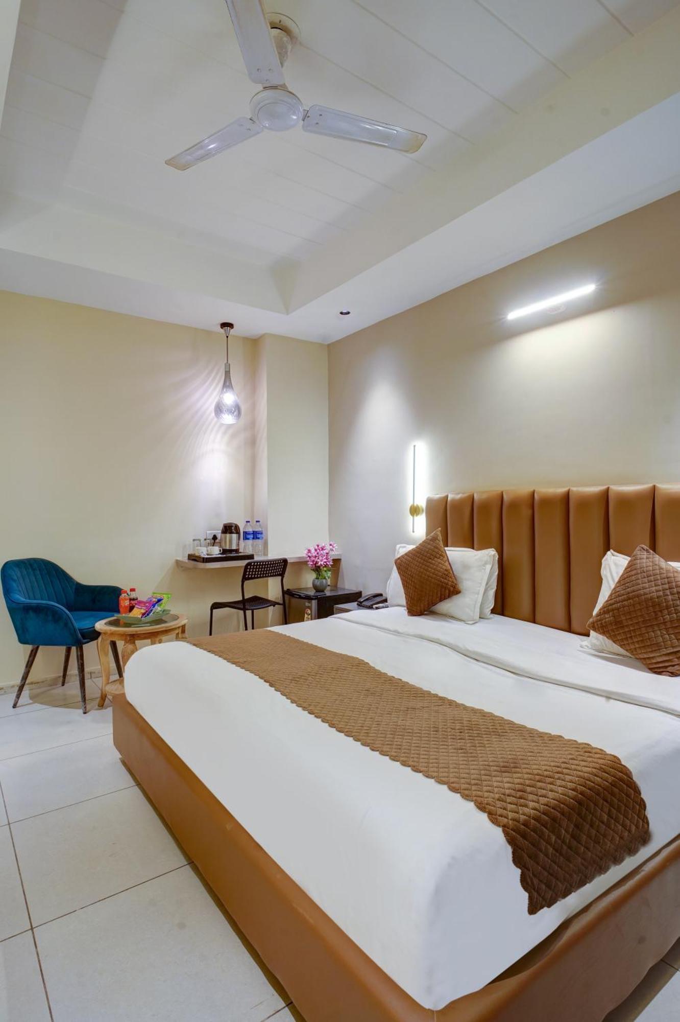 Rjk Stay - Sohna Road & Spaze It Park Gurgaon Bagian luar foto